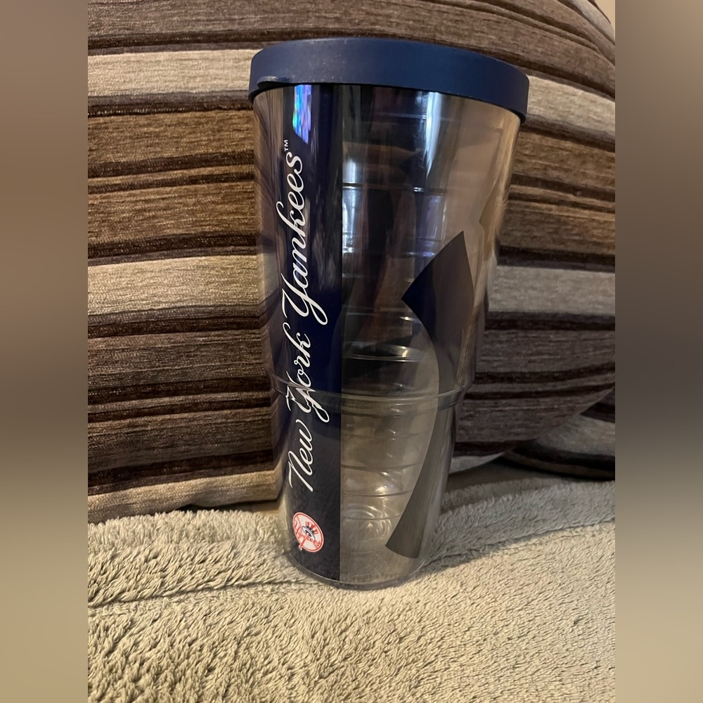 Tervis Tumbler 24oz New York Yankees  NY with Travel Blue Lid Made in USA